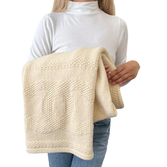CHANEL Vintage CC Logo Knit Scarf Wrap Accessory Cream Wool Stitch [106358] - Picture 4 of 10